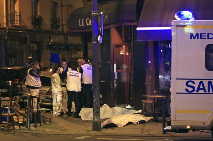 PARIGI: La Francia sotto attacco. Spari ed esplosioni, decine di morti e vari feriti. Presi 100 ostaggi nella sala concerti. Ucciso un assalitore 