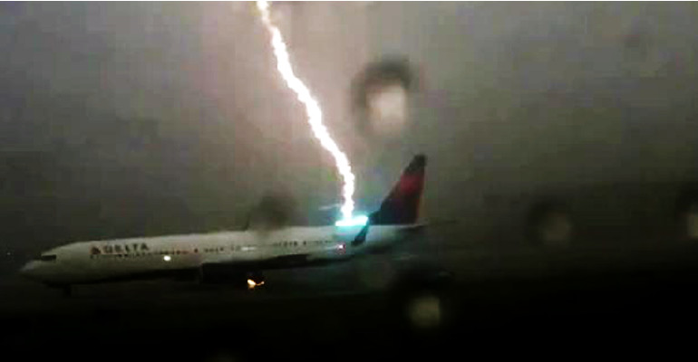USA: Fulmine colpisce un aereo in pista (VIDEO)
