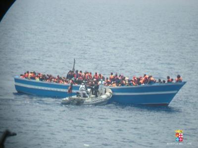 Barcone con 560 migranti nel Canale di Sicilia, interviene la nave Driade della Marina