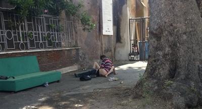 Roma, sesso in strada tra i rifiuti nel cuore di Trastevere