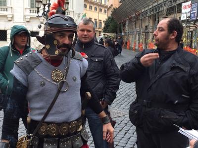 Stop a foto, centurioni sul piede di guerra: "Tutti al Colosseo a protestare"