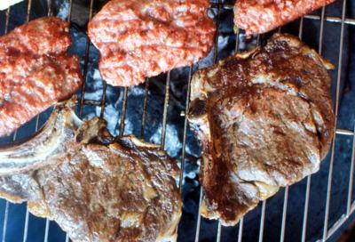 Hot dog e salsicce come fumo e alcol, Oms: "Carne lavorata aumenta rischio cancro"
