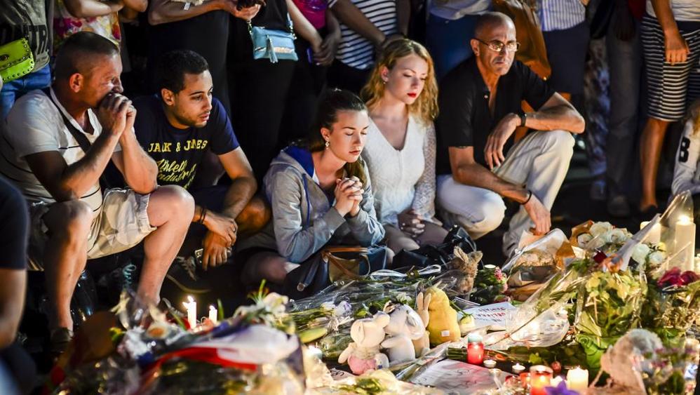 L’Isis rivendica la strage a Nizza, dubbi degli inquirenti. 31 italiani ancora da rintracciare