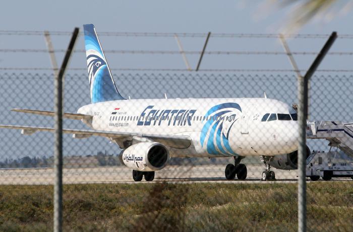 Aereo dell'Egyptair dirottato a Cipro. Dirottatore è un egiziano, a bordo anche italiano
