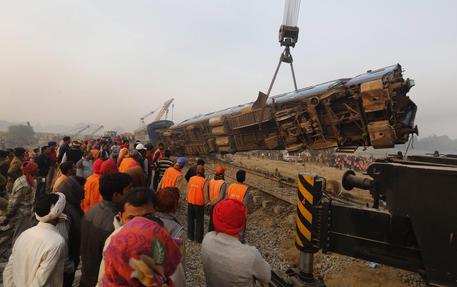 India: almeno 147 morti incidente treno