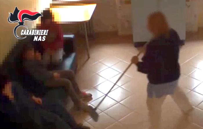 Percosse in un centro per ragazzi disabili a Grottaferrata (Roma): 10 arresti