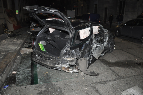 TORINO: auto contro semaforo, morti tre ventenni