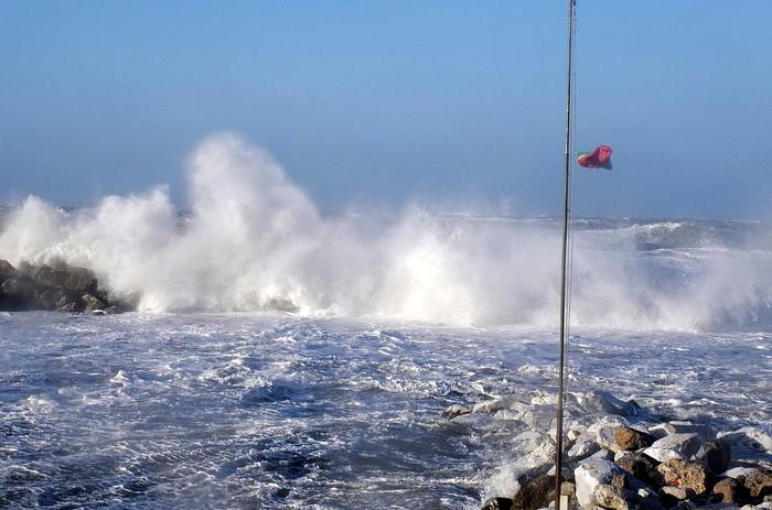 Maltempo: forte vento di Libeccio sferza l'Italia, disagi e danni