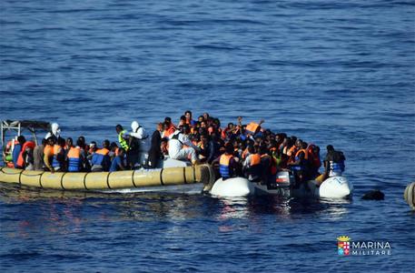 Migranti: oggi 750 soccorsi, un morto