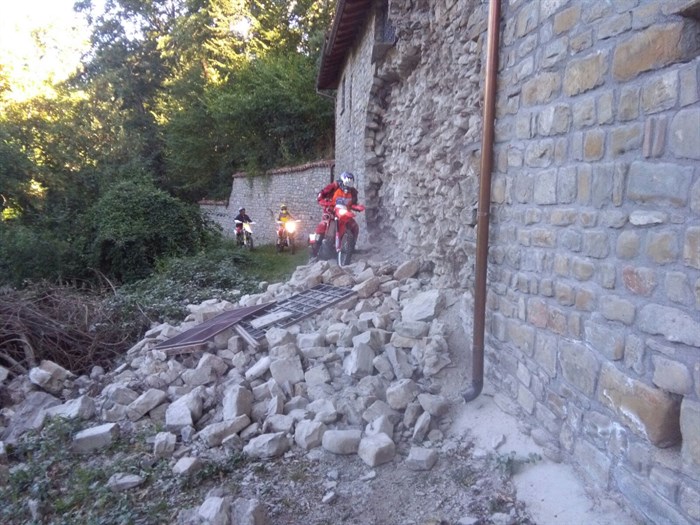 Terremoto Centro Italia, I soccorsi in sella ad una moto: ecco gli angeli con il casco