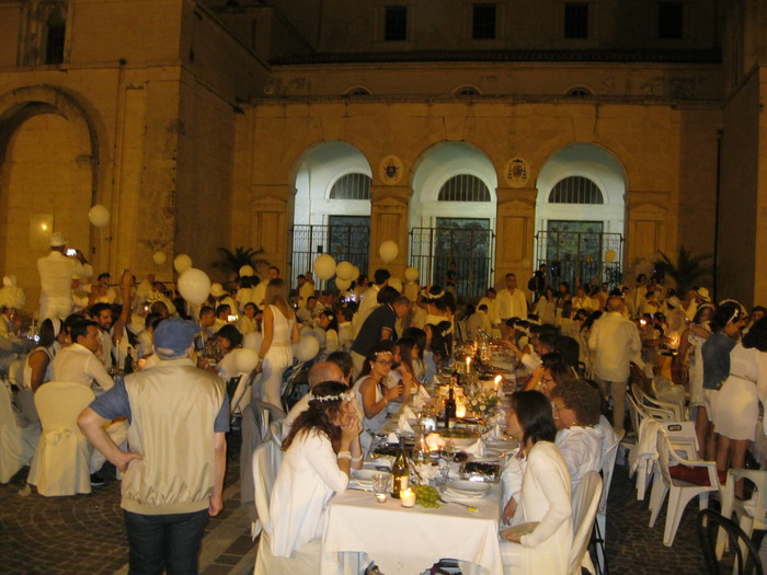 Catanzaro: cena bianca in piazza Duomo