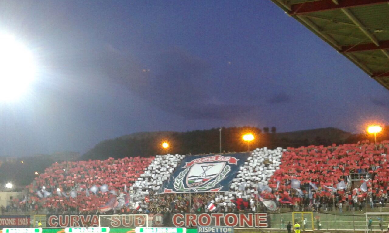 SISMA. Calcio, solidarietà dai tifosi del Crotone: niente trasferta ma acquistano i biglietti per sostenere i terremotati