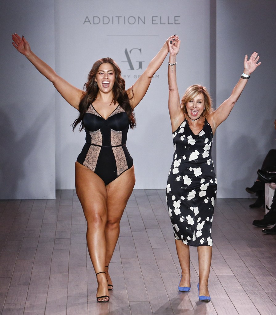 Moda: Ashley Graham in lingerie sulla passerella della New York Fashion Week