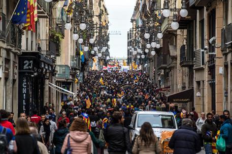 Catalogna: decine di migliaia in piazza