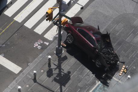 New York, auto contro pedoni sul marciapiede a Times Square: morta una donna, 23 i feriti