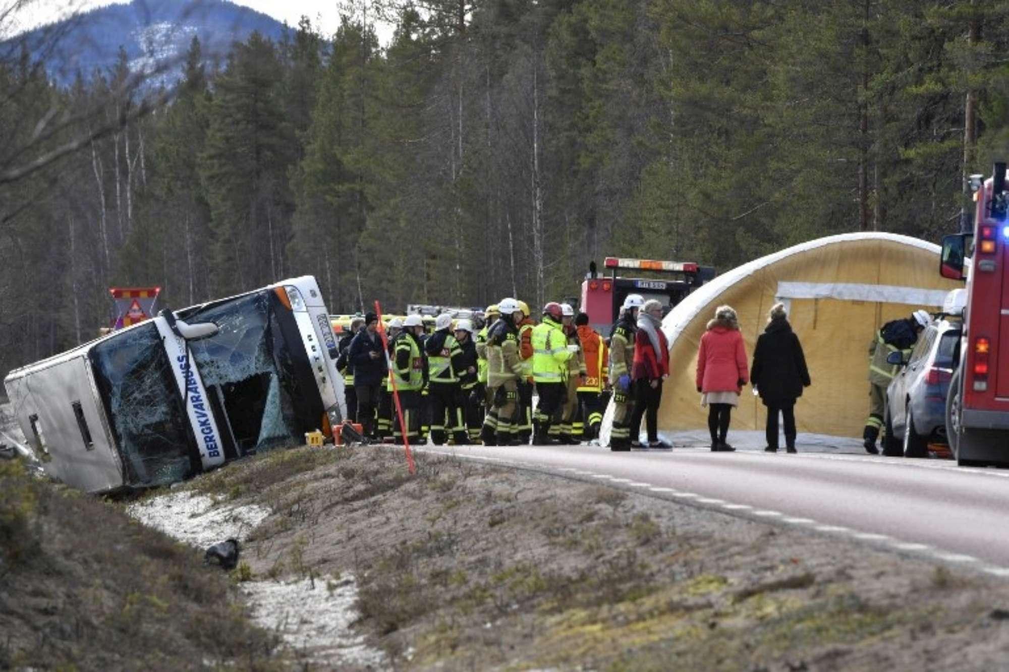 Svezia, si ribalta un bus con una scolaresca a bordo: tre morti e 28 feriti