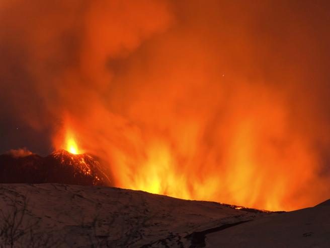 Etna: l'esplosione dal cratere visto dallo Spazio, dieci feriti
