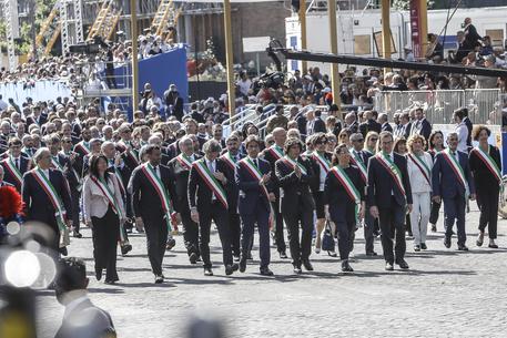 2 giugno, Festa della Repubblica. Mattarella, valori '46 ci guidano per futuro pace. 4.000 in parata, orgoglio sindaci del sisma