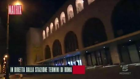 Roma, troupe Matrix aggredita in diretta a stazione Termini