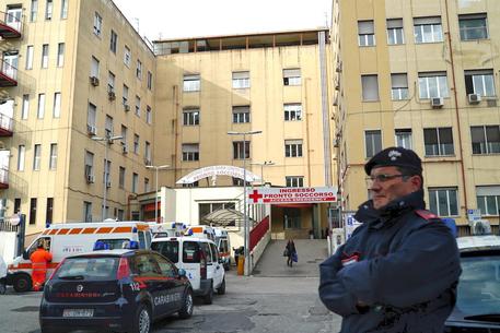 NAPOLI, Furbetti cartellino: blitz ospedale, 55 arresti