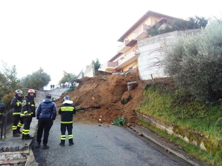 MONTALTO UFFUGO (COSENZA), Maltempo: crolla muro, 5 famiglie evacuate