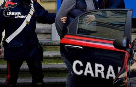 SOVERATO (CATANZARO), violenta figlie minorenni, arrestato
