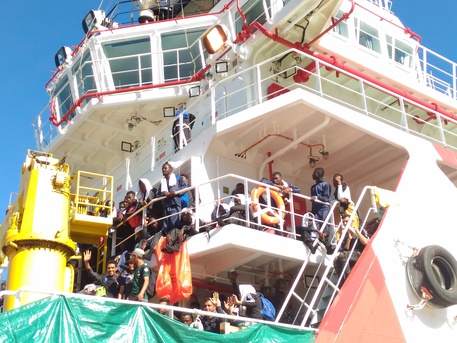 REGGIO CALABRIA, arrivata nave Msf con 1045 migranti