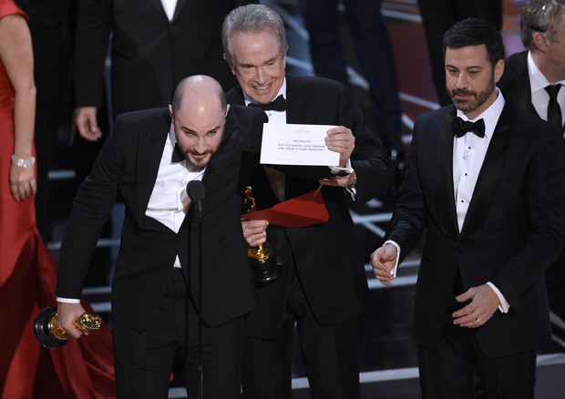 CINEMA, Oscar 2017: serata con storica gaffe, 6 premi a La La Land. Moonlight miglior film dopo 'scambio'