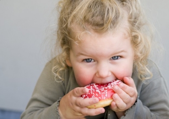 ALIMENTAZIONE, Bruxelles chiede agli Stati di limitare la pubblicita' di cibo spazzatura per bambini ALIMENTAZIONE, Bruxelles chiede agli Stati di limitare la pubblicita' di cibo spazzatura per bambini
