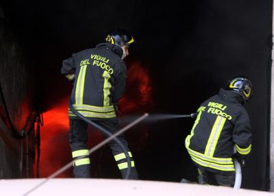 SANT'ANDREA APOSTOLO DELLO IONIO (CZ). Crolla tetto palazzo a causa incendio