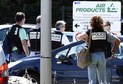 Francia, attentato in fabbrica: corpo decapitato, scritte in arabo