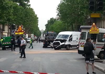 Francia, poliziotti ubriachi si schiantano contro furgone: un morto