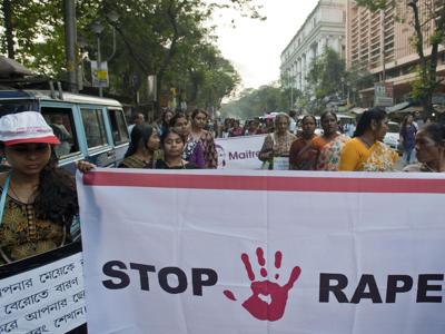 India, stuprata da cinque uomini si dà fuoco: 14enne in fin di vita