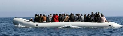 Migranti, spari su un gommone diretto in Italia: un morto e un ferito