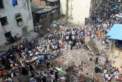Crolla palazzo a Mumbai, almeno 12 morti