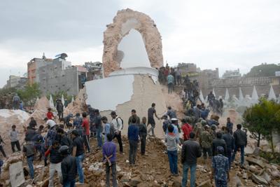 Nepal sisma: oltre 3.200 i morti e 6mila i feriti. Interi villaggi distrutti sono isolati