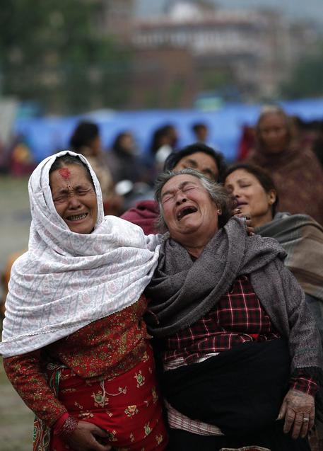 Nepal, si temono diecimila morti. Kathmandu si è spostata di 3 metri
