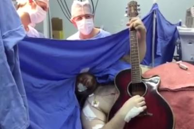 Brasile, suona i Beatles alla chitarra mentre è operato al cervello