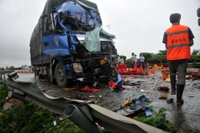 Cina, 12 morti e 24 feriti in scontro tra bus e camion