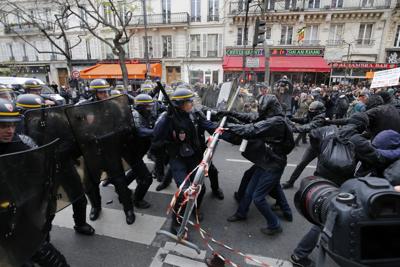 Vertice sul clima, marcia vietata a Parigi. Scontri con la polizia, 149 fermati
