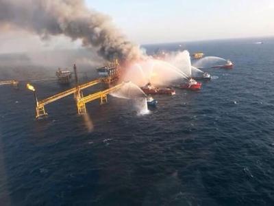 Piattaforma petrolifera in fiamme sul Mar Caspio, un morto e 30 dispersi
