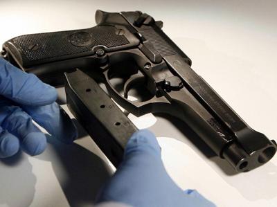 Usa, trova la pistola del padre sul letto e si spara: morto bimbo di 2 anni