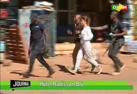 Mali, commando assalta hotel: 3 morti Blitz in corso: 'Assalitori sono in trappola'