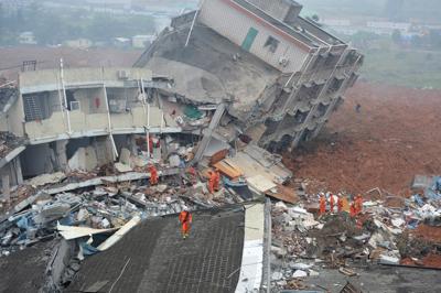 Frana nel sud della Cina: oltre 90 dispersi, case e fabbriche sepolte