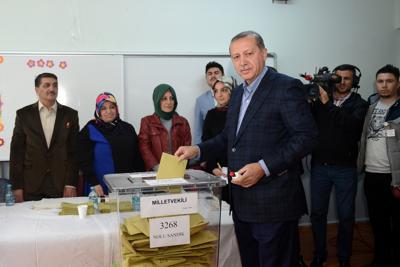 In Turchia il trionfo di Erdogan, l'Akp ha la maggioranza assoluta