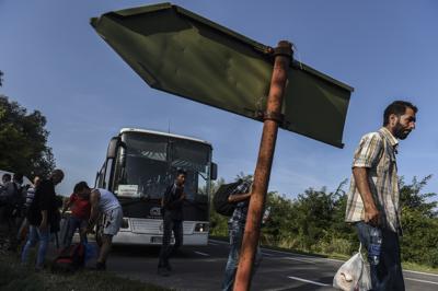 Migranti, Croazia chiude valichi di frontiera con Serbia: 'Troppi arrivi, strutture piene'