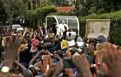 Papa Francesco nelle baraccopoli di Nairobi chiede terra, casa e lavoro per tutti