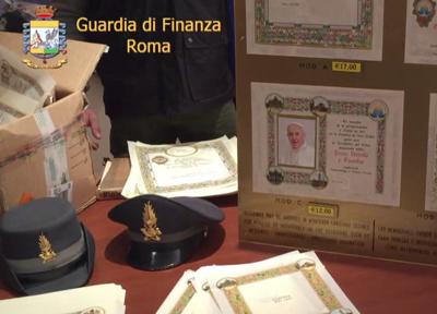 False benedizioni papali per i pellegrini, 3500 pergamene sequestrate a Roma