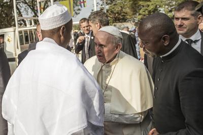 Papa in moschea: 'Cristiani e musulmani fratelli, diciamo no a odio e vendetta'