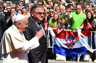 Papa Francesco a Sarajevo: "Valori comuni contro urla fanatiche di odio"